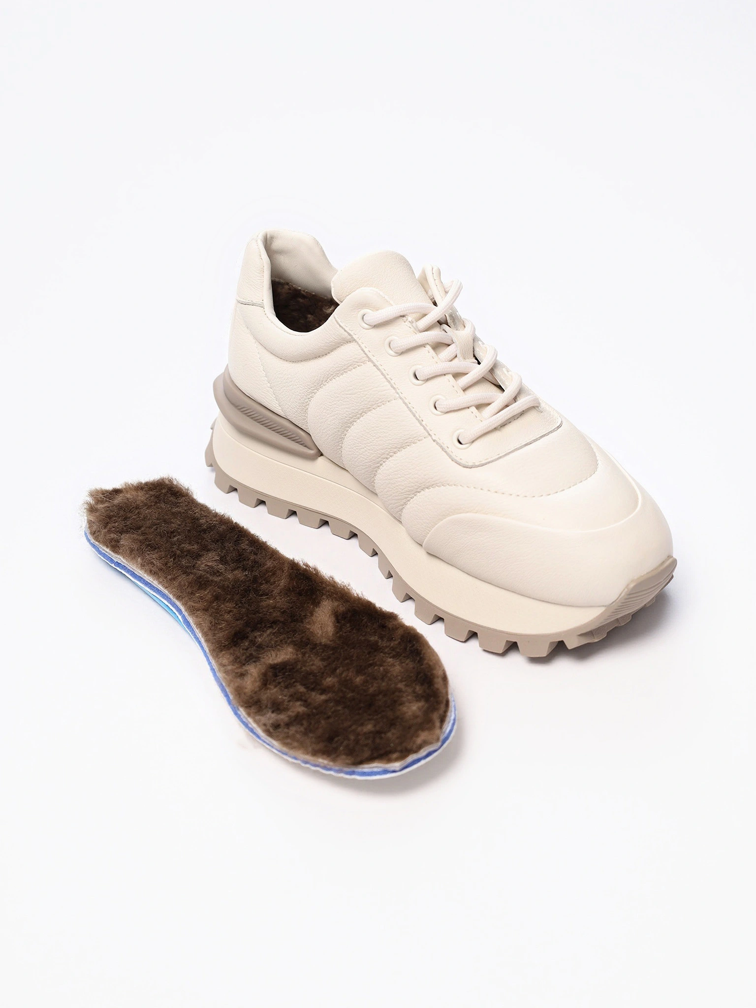 Кроссовки белого цвета на рельефной подошве